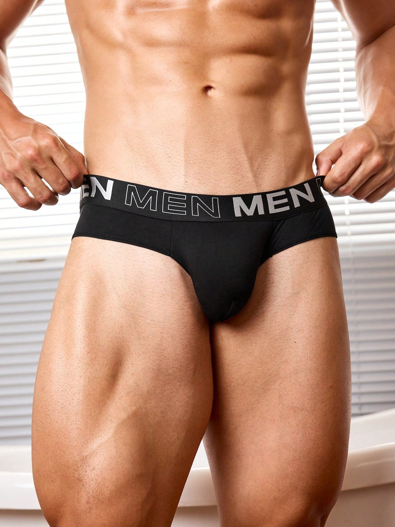 Men’s Lightweight Shorts Two-Piece Set With Woven Letter Pattern