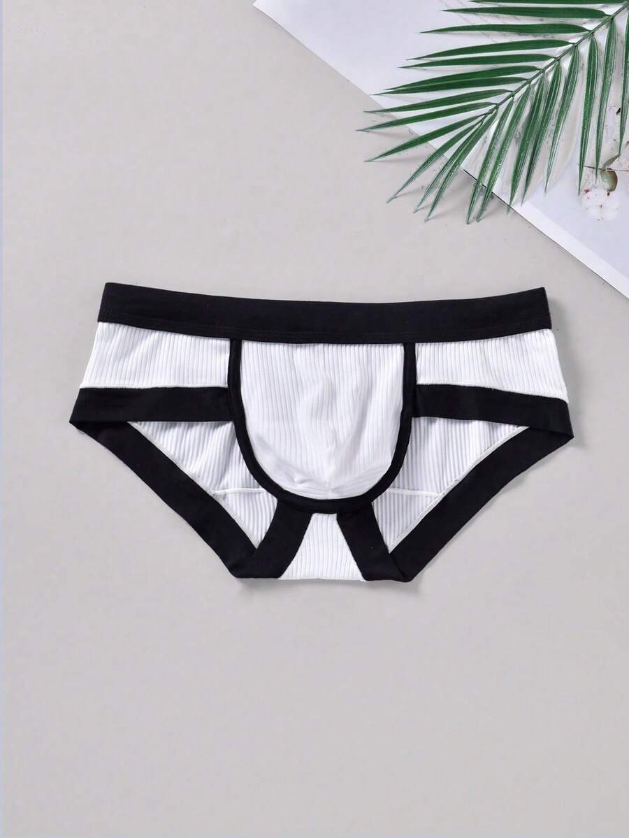 3-pack of men's sporty mid-rise briefs in multicolor featuring contrast binding and high stretch fabric.