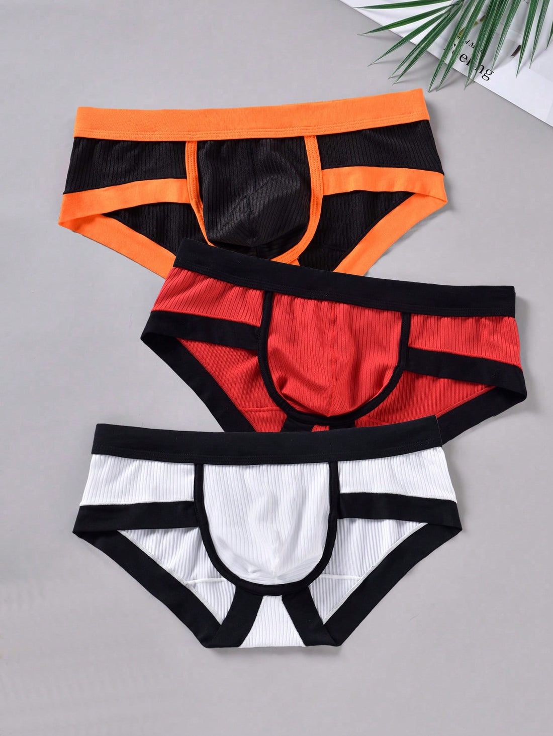 3-pack of men's sporty mid-rise briefs in multicolor featuring contrast binding and high stretch fabric.