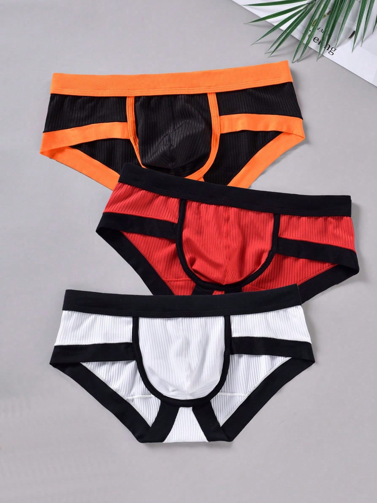 3-pack of men's sporty mid-rise briefs in multicolor featuring contrast binding and high stretch fabric.