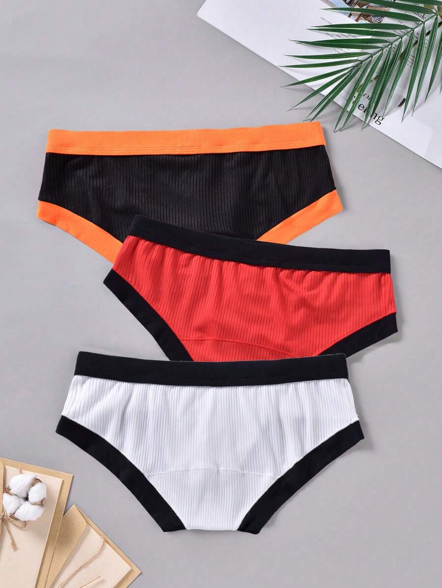 3-pack of men's sporty mid-rise briefs in multicolor featuring contrast binding and high stretch fabric.
