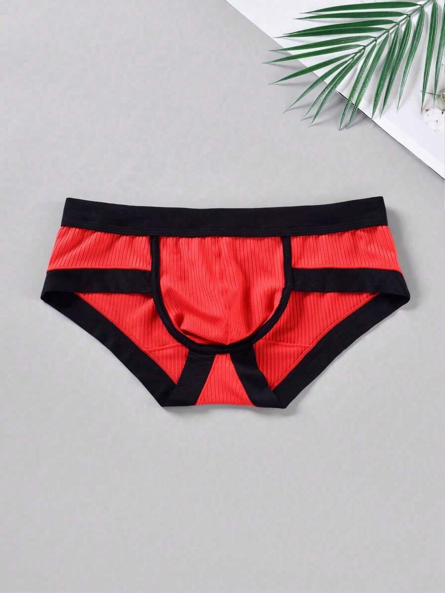 3-pack of men's sporty mid-rise briefs in multicolor featuring contrast binding and high stretch fabric.