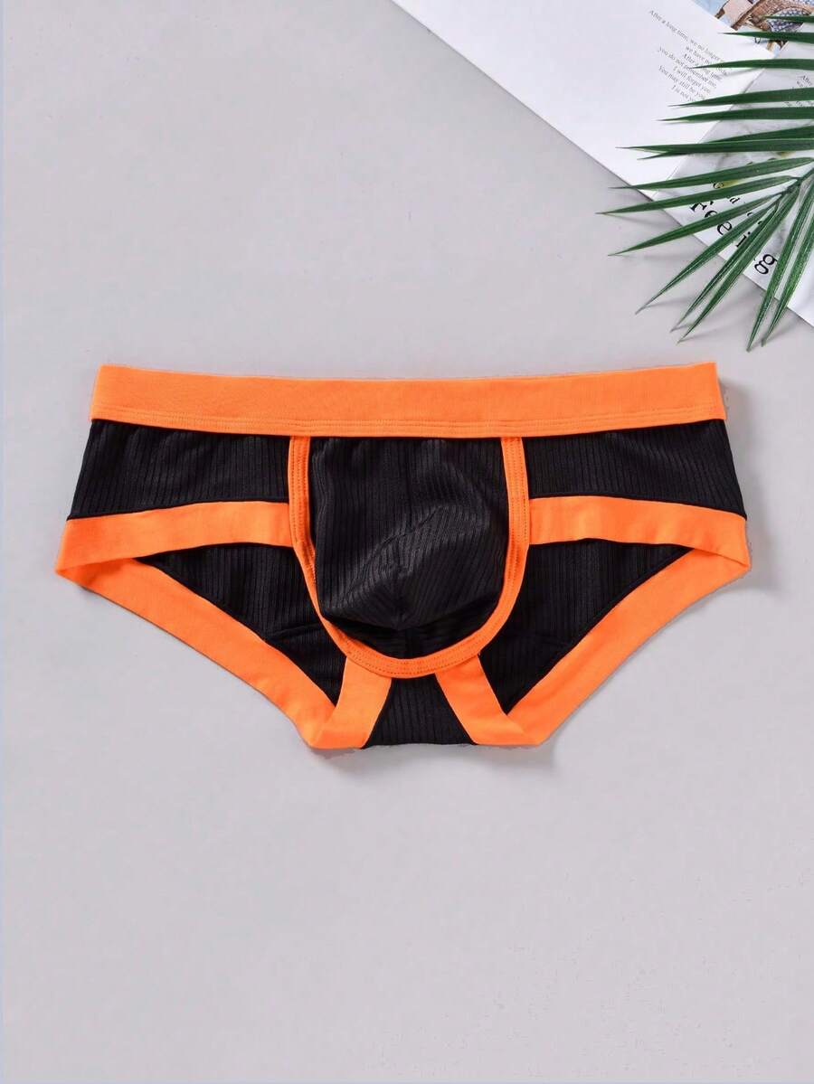3-pack of men's sporty mid-rise briefs in multicolor featuring contrast binding and high stretch fabric.