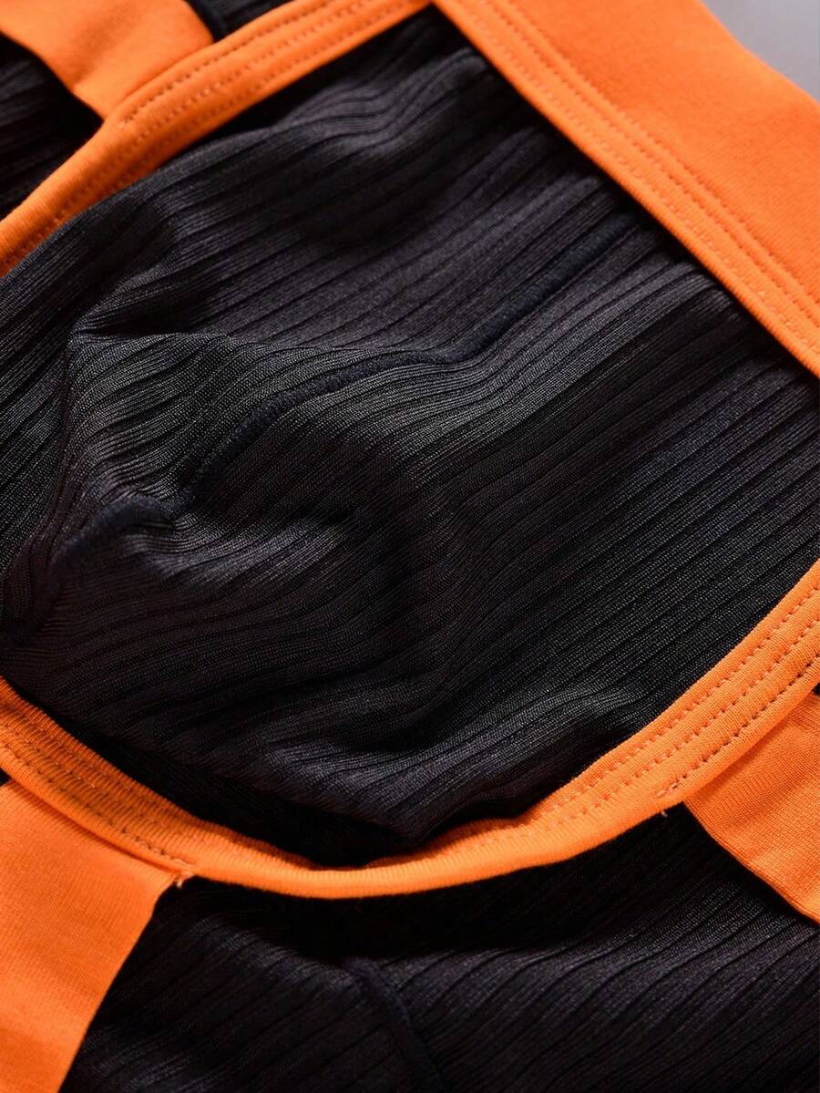 3-pack of men's sporty mid-rise briefs in multicolor featuring contrast binding and high stretch fabric.