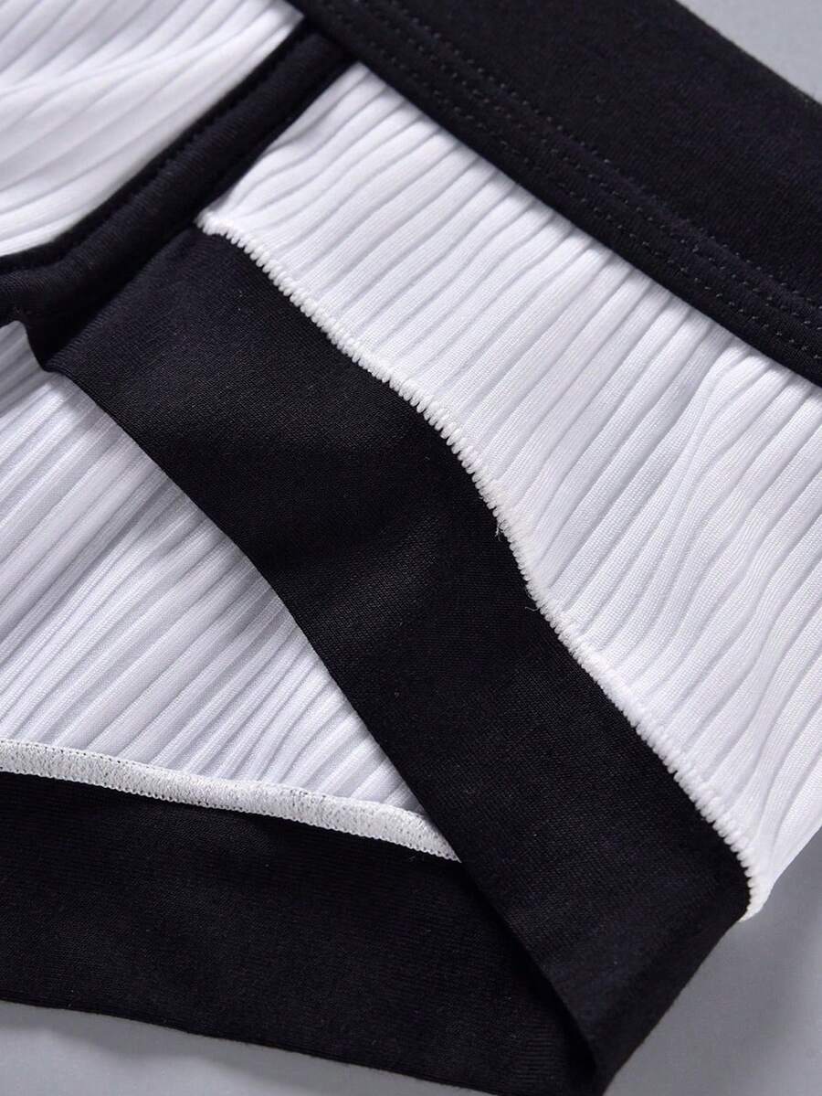 3-pack of men's sporty mid-rise briefs in multicolor featuring contrast binding and high stretch fabric.