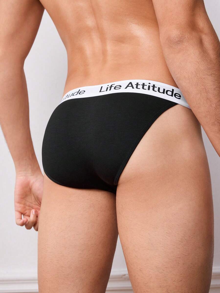 Men's sporty low rise boxer brief featuring a letter waistband made of breathable knitted fabric.