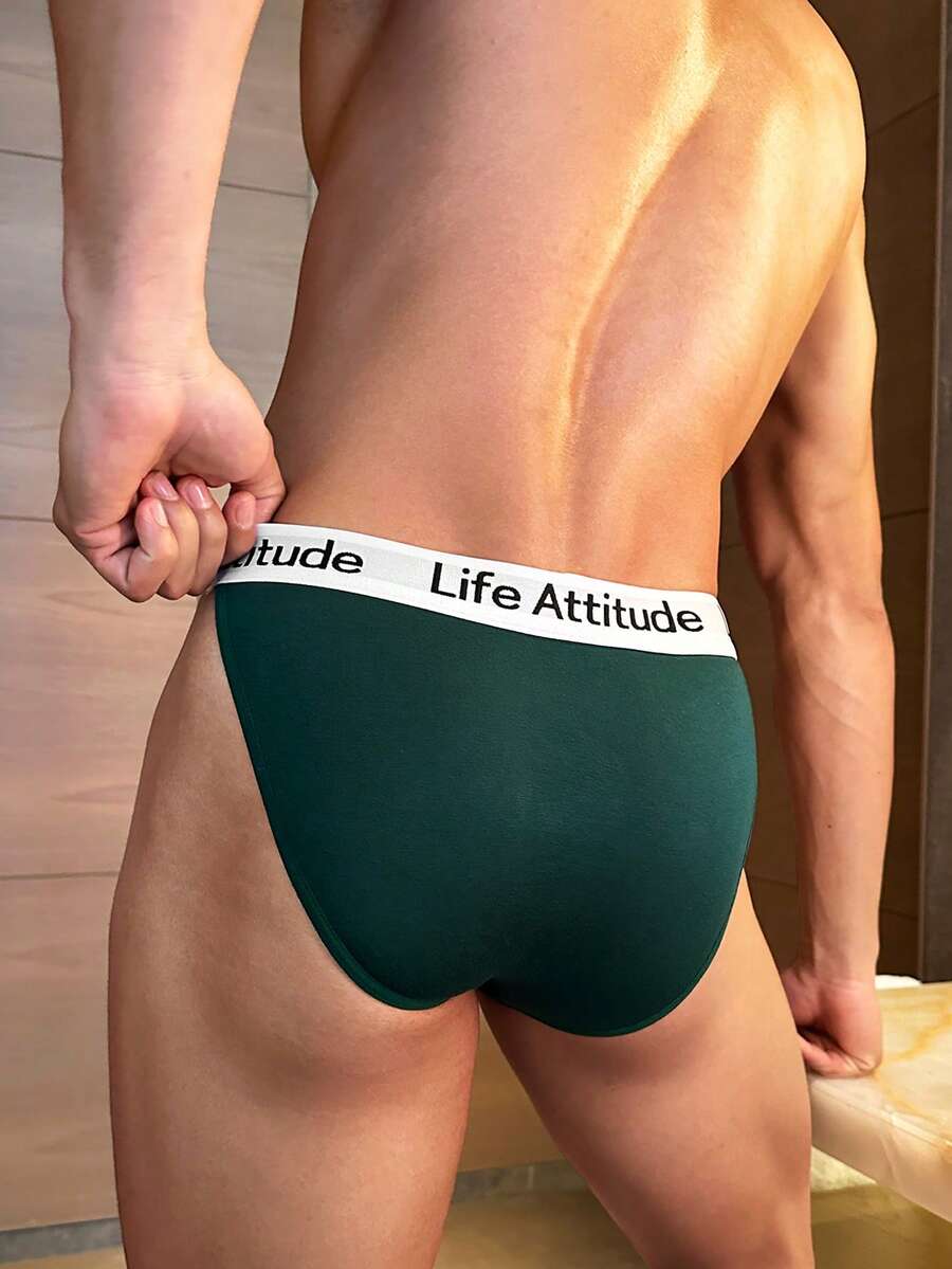 Men's sporty low rise boxer brief featuring a letter waistband made of breathable knitted fabric.