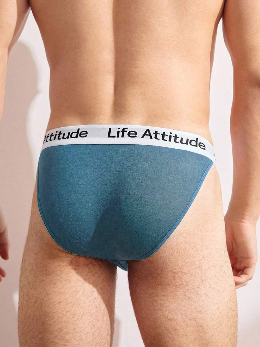Men's sporty low rise boxer brief featuring a letter waistband made of breathable knitted fabric.