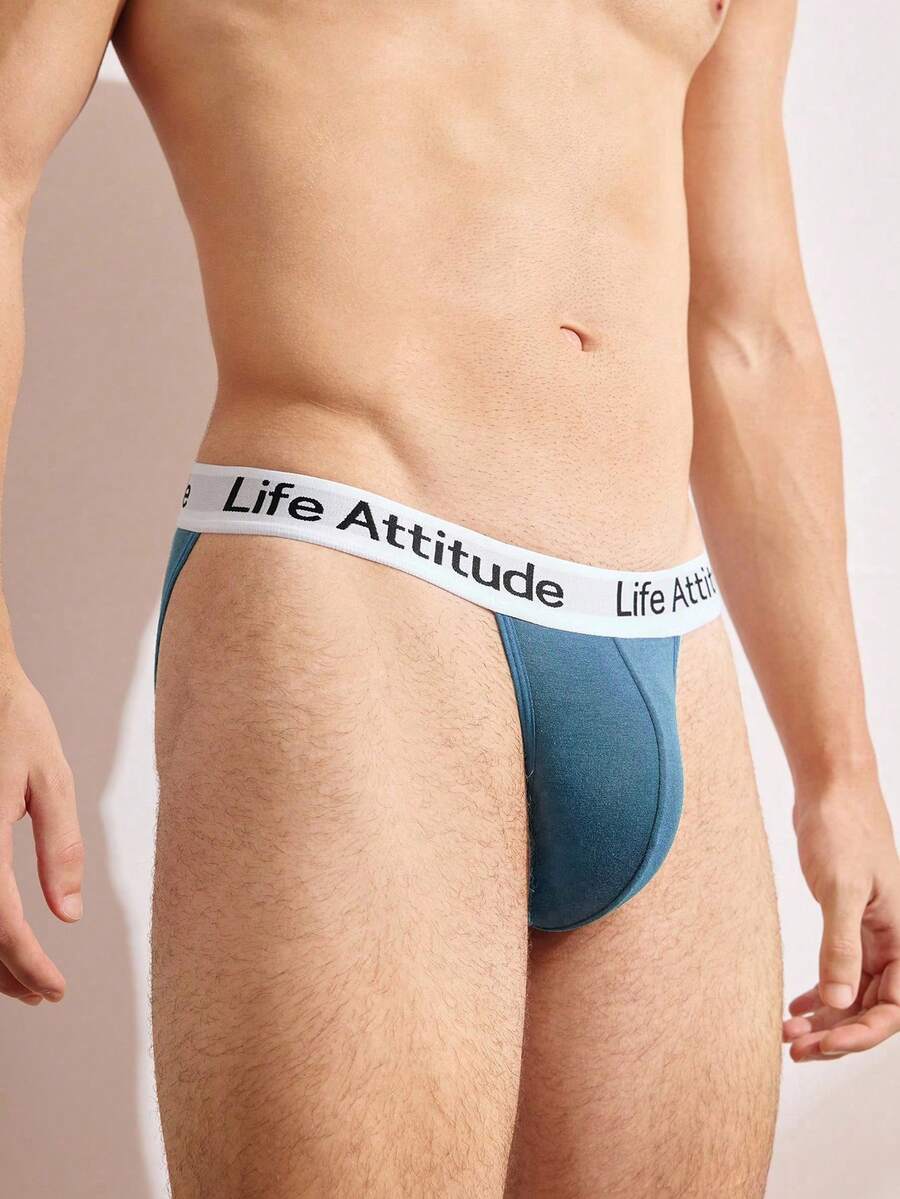 Men's sporty low rise boxer brief featuring a letter waistband made of breathable knitted fabric.