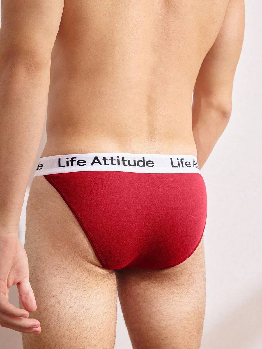 Men's sporty low rise boxer brief featuring a letter waistband made of breathable knitted fabric.