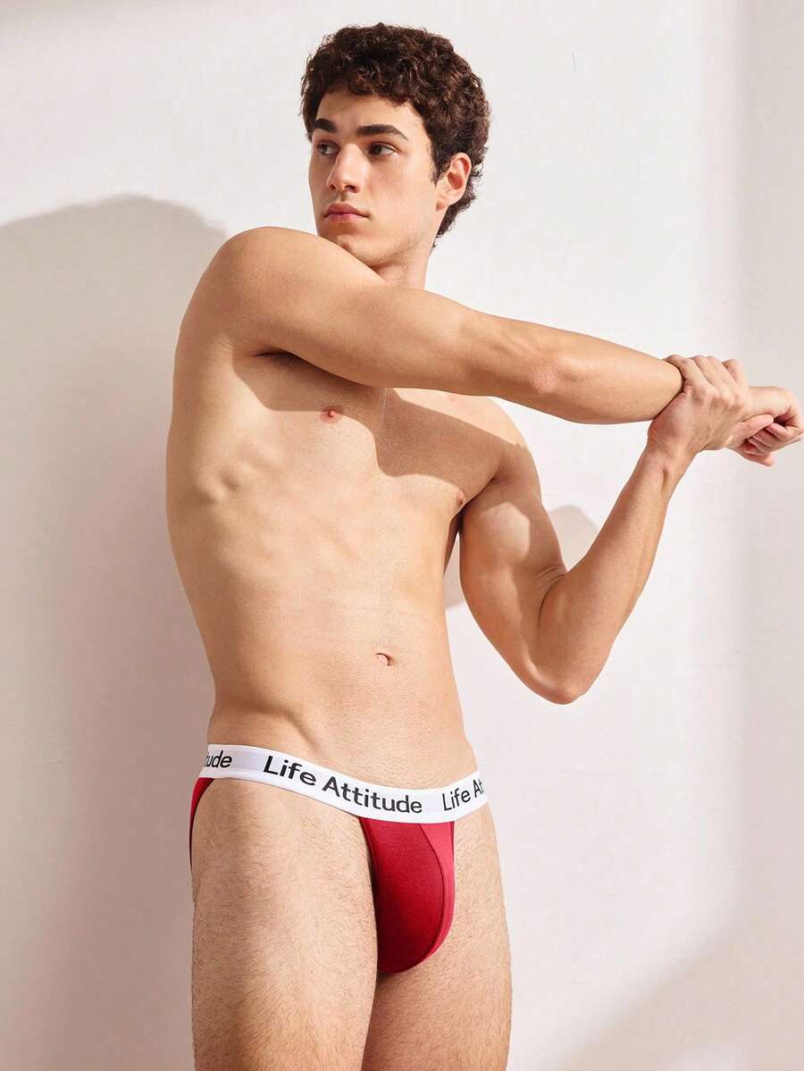 Men's sporty low rise boxer brief featuring a letter waistband made of breathable knitted fabric.