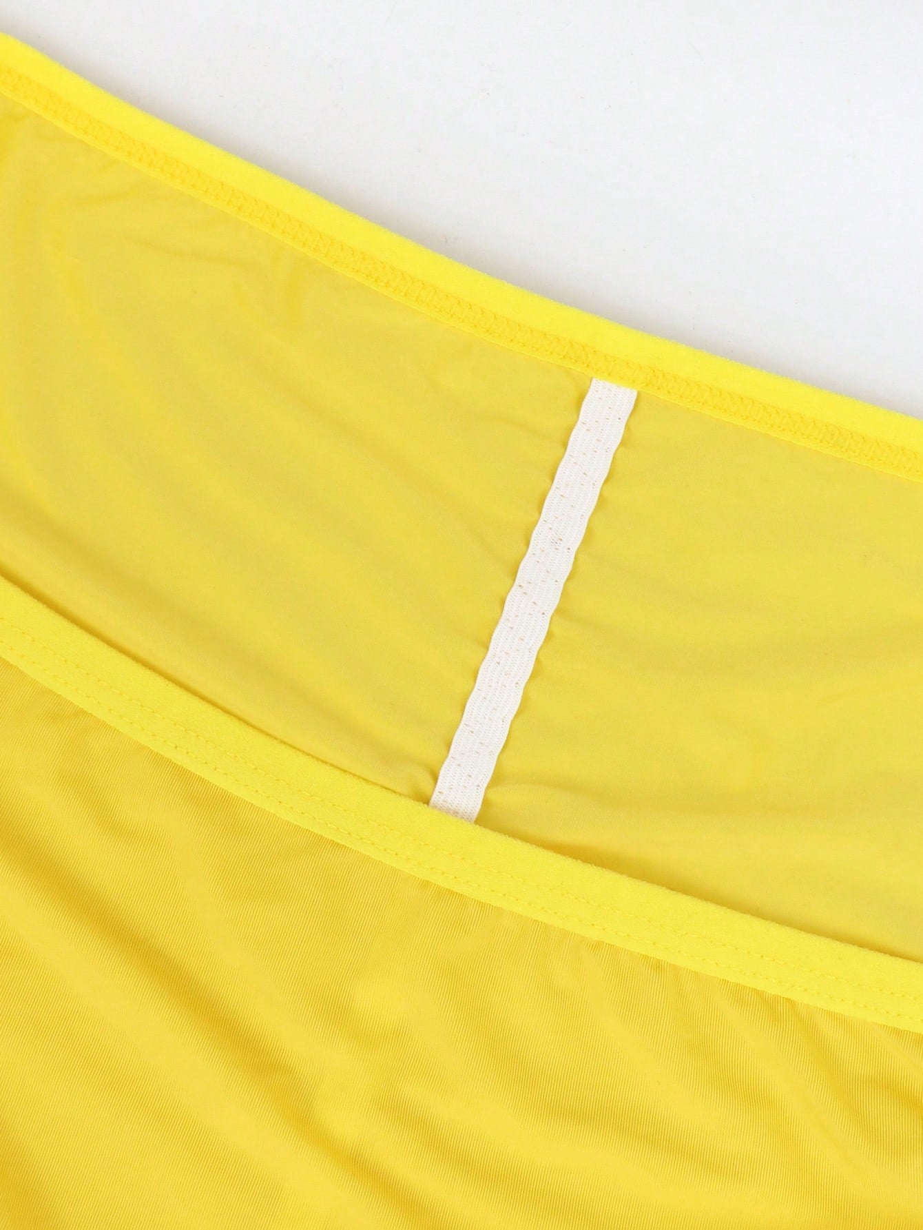 Men's plain mid-rise briefs in yellow knitted fabric with medium stretch, made from 84% polyamide and 16% elastane.