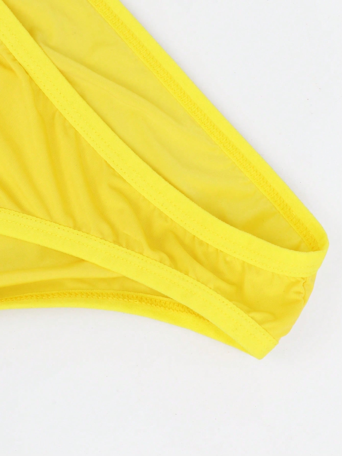 Men's plain mid-rise briefs in yellow knitted fabric with medium stretch, made from 84% polyamide and 16% elastane.