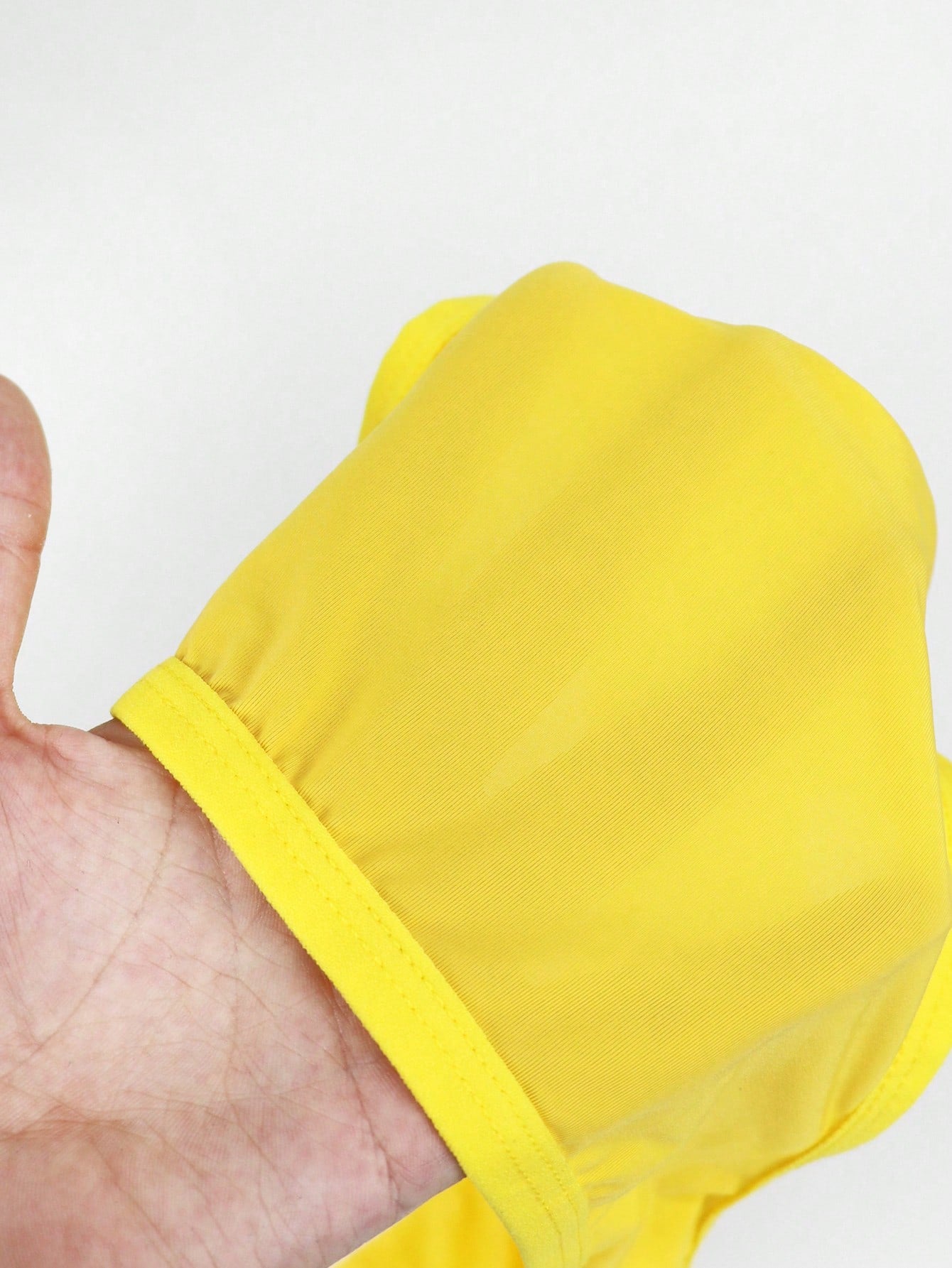 Men's plain mid-rise briefs in yellow knitted fabric with medium stretch, made from 84% polyamide and 16% elastane.