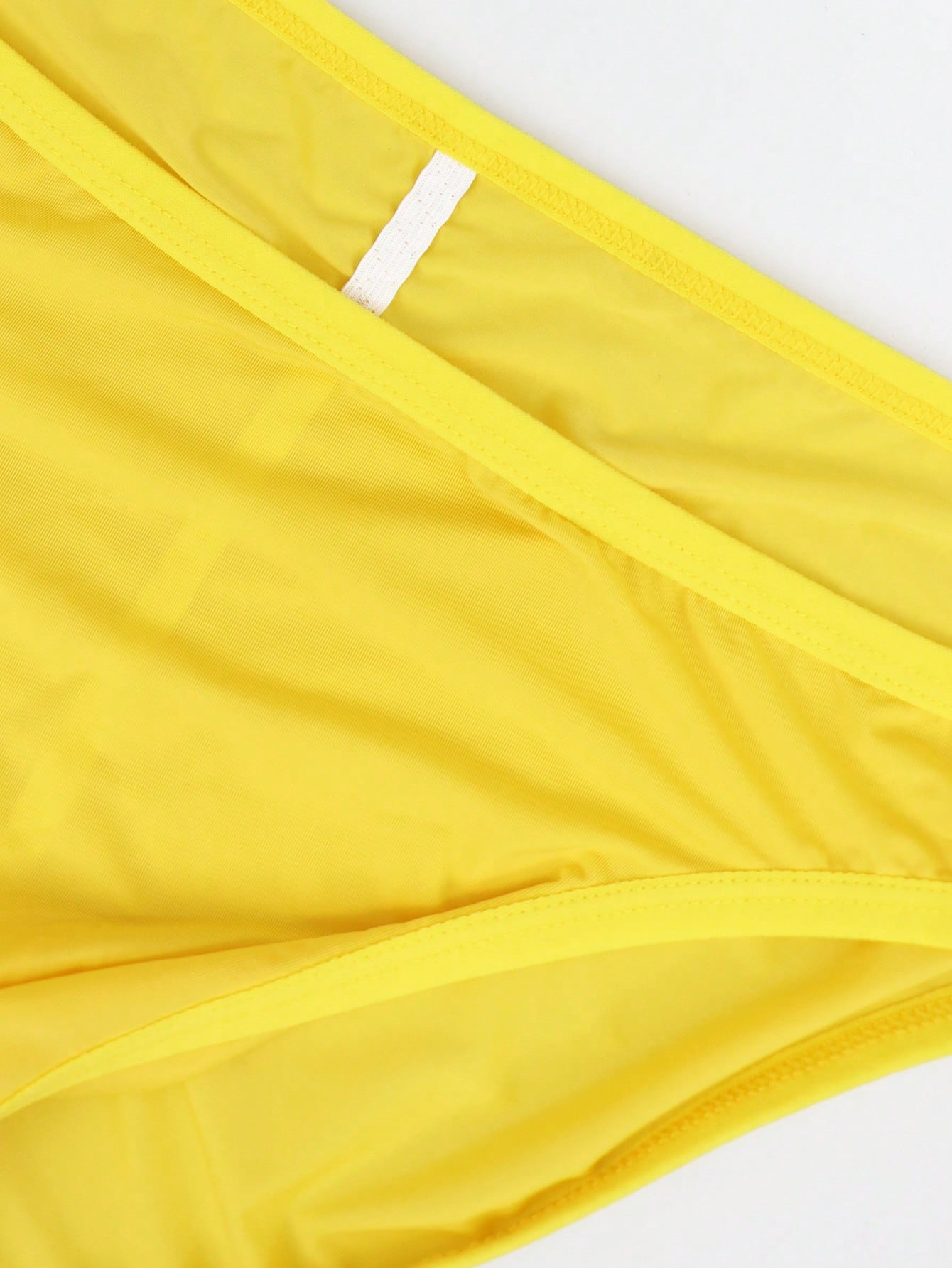 Men's plain mid-rise briefs in yellow knitted fabric with medium stretch, made from 84% polyamide and 16% elastane.