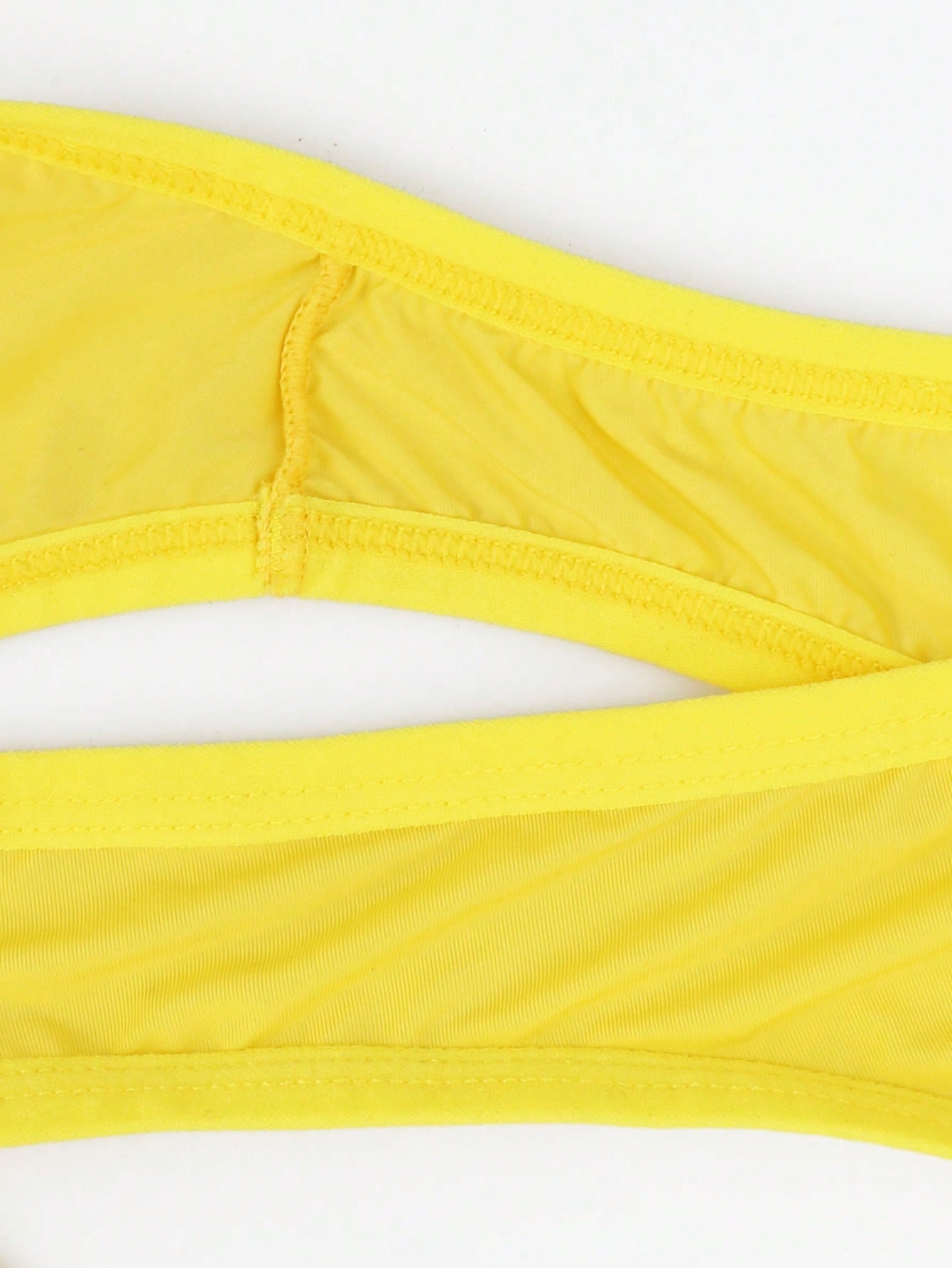 Men's plain mid-rise briefs in yellow knitted fabric with medium stretch, made from 84% polyamide and 16% elastane.