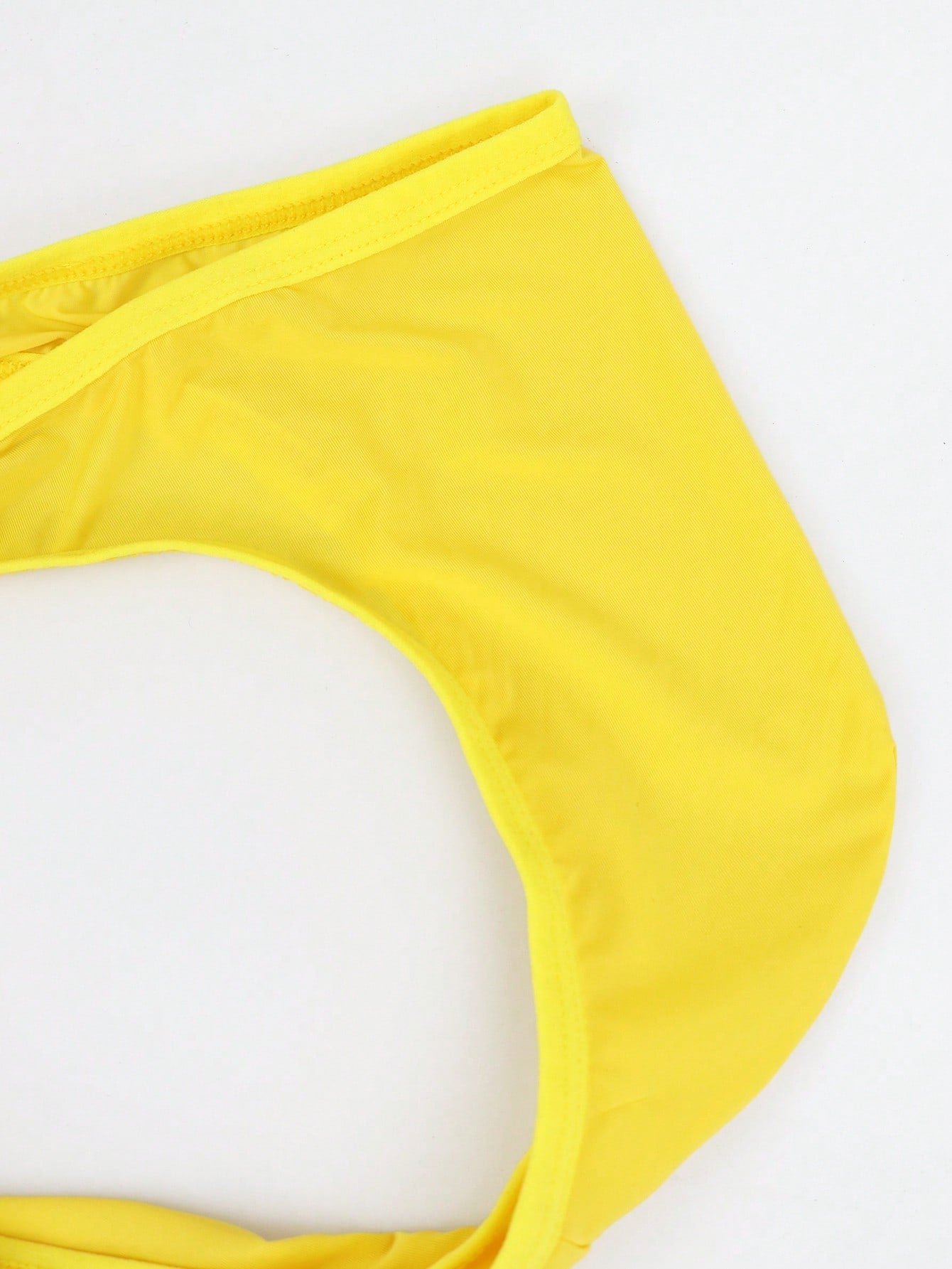 Men's plain mid-rise briefs in yellow knitted fabric with medium stretch, made from 84% polyamide and 16% elastane.
