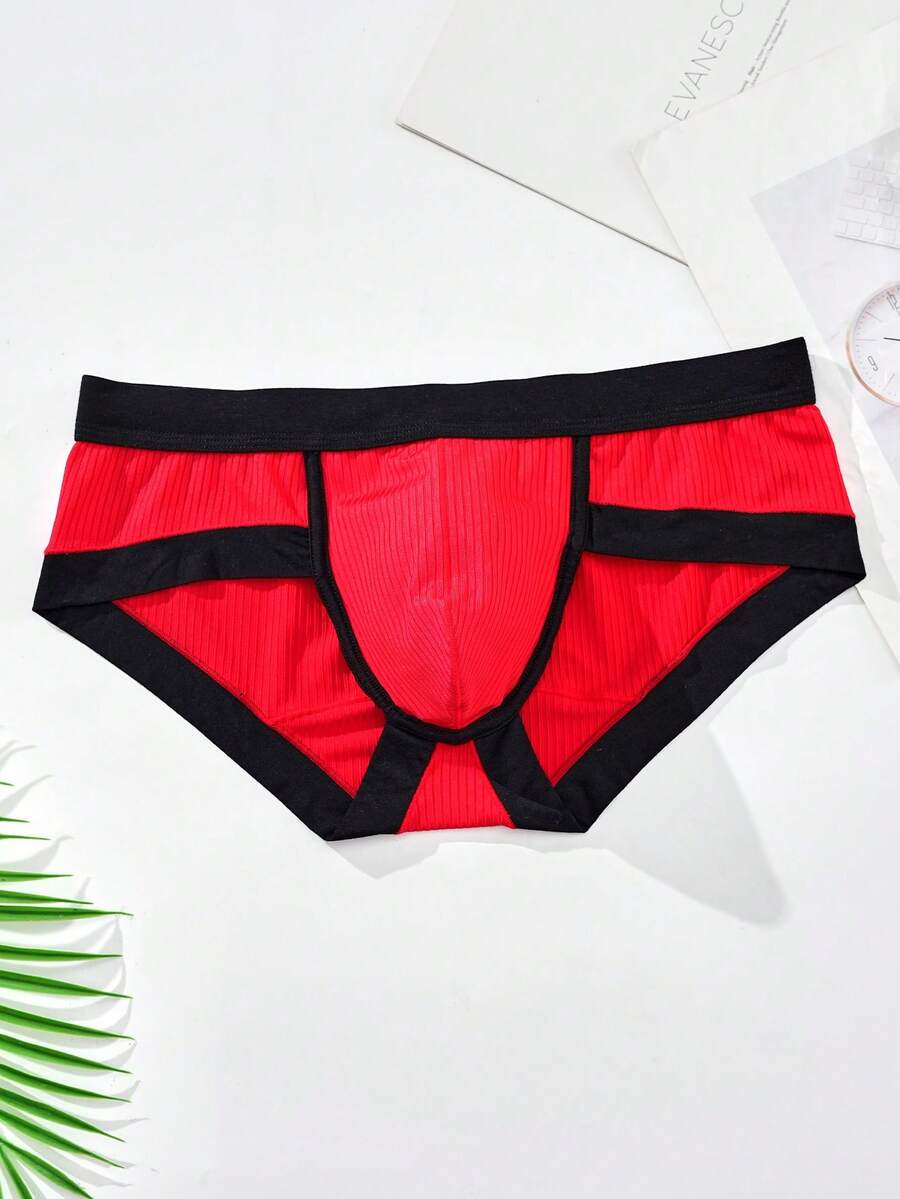 3-pack of men's sporty mid-rise briefs in multicolor featuring contrast binding and high stretch fabric.