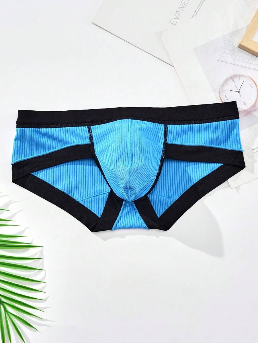3-pack of men's sporty mid-rise briefs in multicolor featuring contrast binding and high stretch fabric.