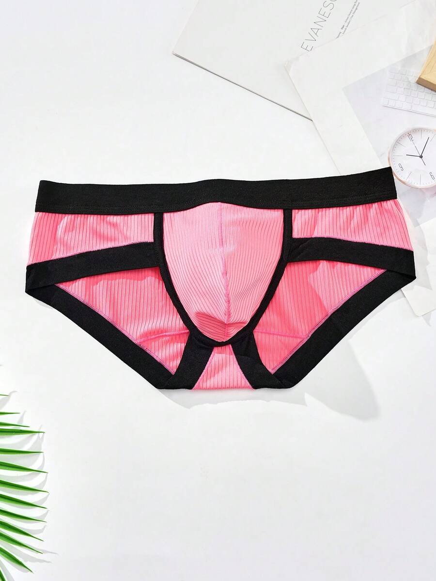 3-pack of men's sporty mid-rise briefs in multicolor featuring contrast binding and high stretch fabric.