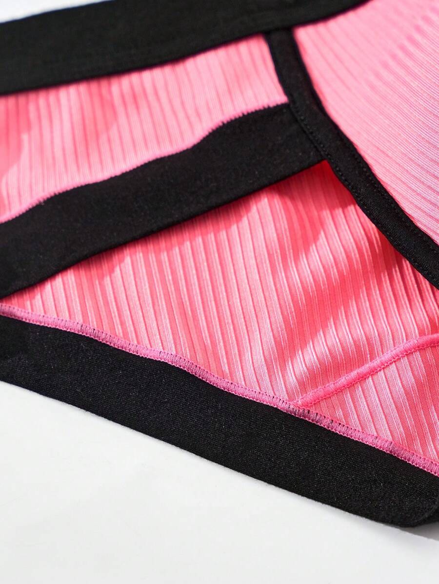 3-pack of men's sporty mid-rise briefs in multicolor featuring contrast binding and high stretch fabric.