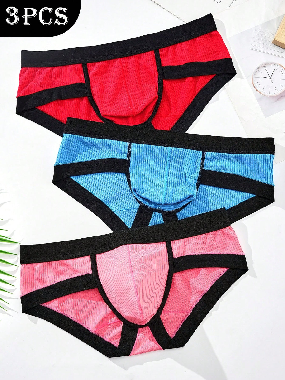 3-pack of men's sporty mid-rise briefs in multicolor featuring contrast binding and high stretch fabric.
