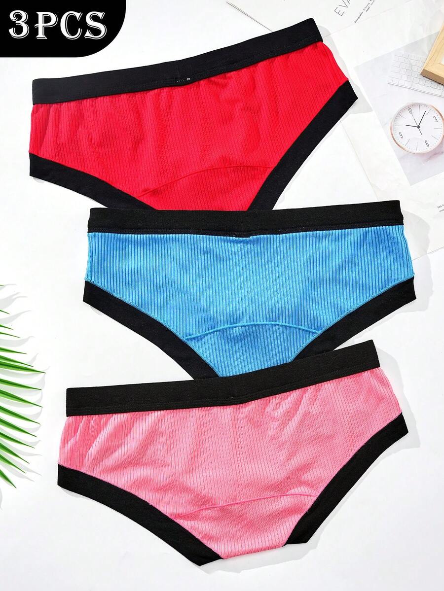 3-pack of men's sporty mid-rise briefs in multicolor featuring contrast binding and high stretch fabric.