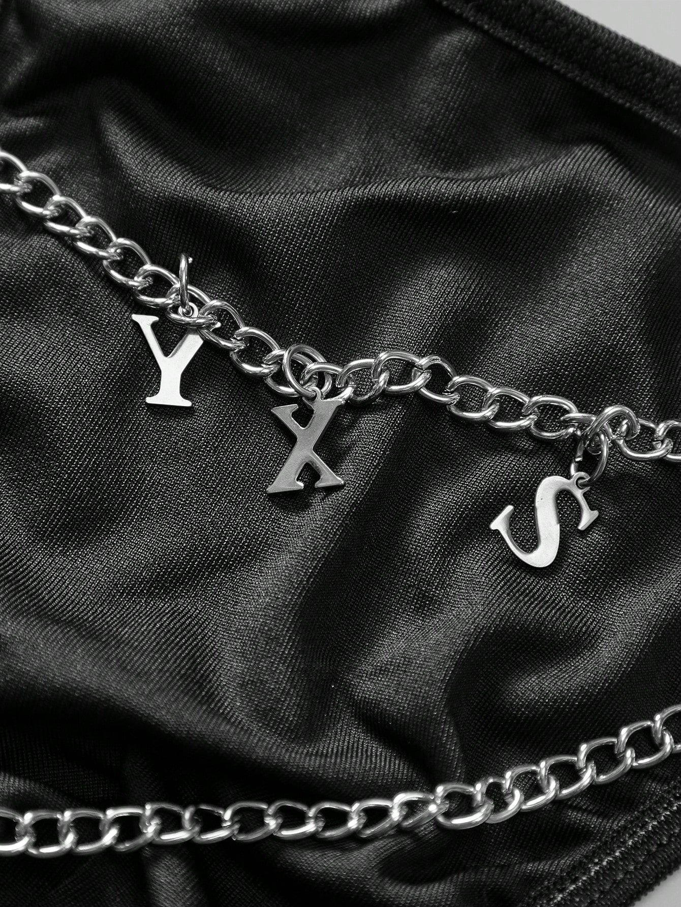 Men’s Casual Shorts With Chain Detail Minimal Style